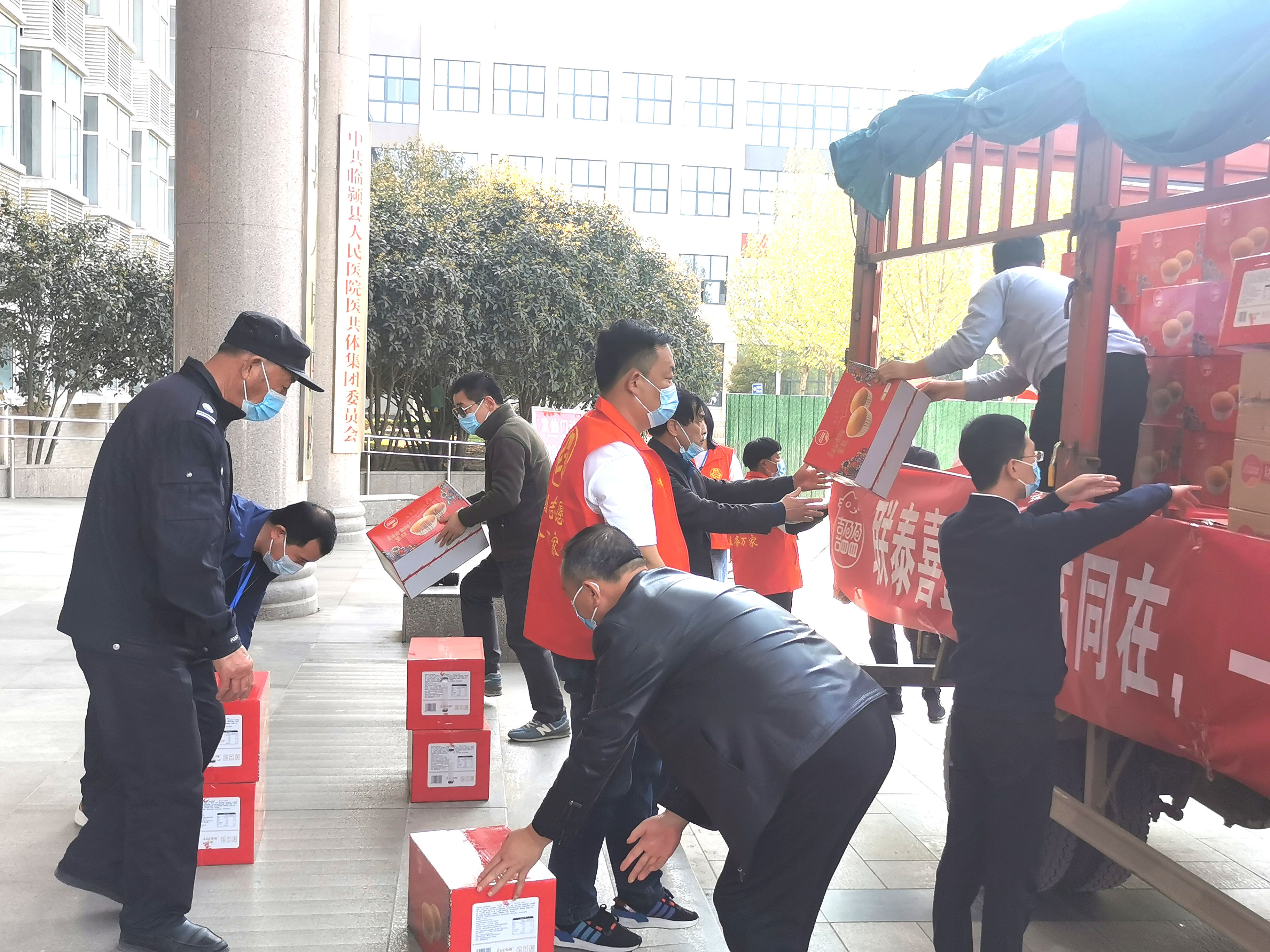 临颍县慈善总会联合联泰食品有限公司为抗疫人员捐赠食品